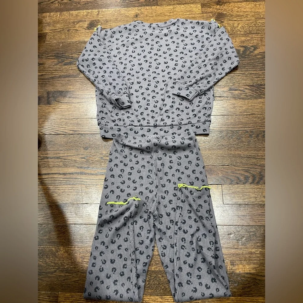 Girls ribbed Gray and green Pajama Set size 7/8